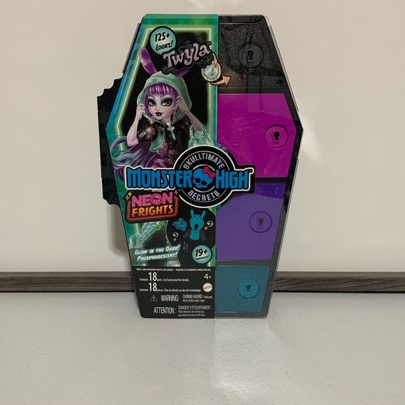 Monster High®: Skulltimate Secrets Neon Frights Twyla™ Doll w/Locker-New - Picture 1 of 9
